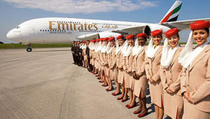Emirates busca azafatos/as para su plantilla.