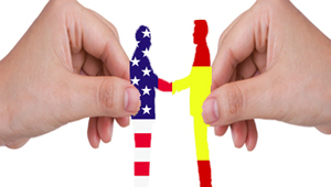 Imagen de un español y un estadounidense que estrechan sus manos.