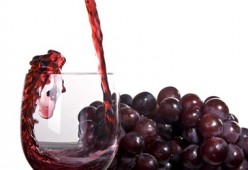 Imagen con una copa de vino y un racimo de uvas.